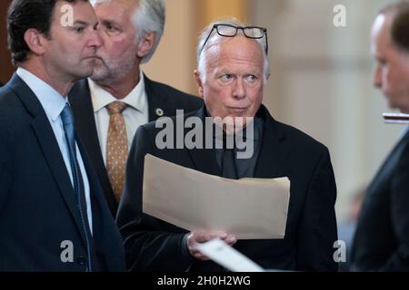 Austin Texas USA, 12 ottobre 2021: Il Rep. Di Stato TODD HUNTER, R-Corpus Christi, e presidente della House Redstricting Committee, si trova con i colleghi a terra, mentre la Legislatura del Texas considera HB1, il disegno di legge di riorganizzazione, durante la terza sessione speciale chiamata 87a Legislature. Credit: Bob Daemmrich/Alamy Live News Foto Stock