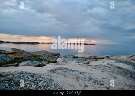 Pochi istanti dopo il tramonto nell'arcipelago di Fjällbacka sulla costa occidentale svedese Foto Stock