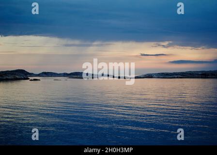 Pochi istanti dopo il tramonto nell'arcipelago di Fjällbacka sulla costa occidentale svedese Foto Stock