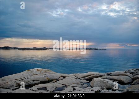 Pochi istanti dopo il tramonto nell'arcipelago di Fjällbacka sulla costa occidentale svedese Foto Stock