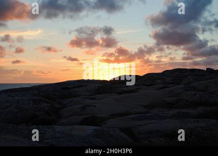 Pochi istanti dopo il tramonto nell'arcipelago di Fjällbacka sulla costa occidentale svedese Foto Stock