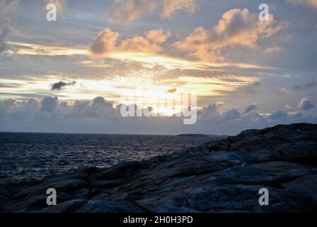 Pochi istanti dopo il tramonto nell'arcipelago di Fjällbacka sulla costa occidentale svedese Foto Stock