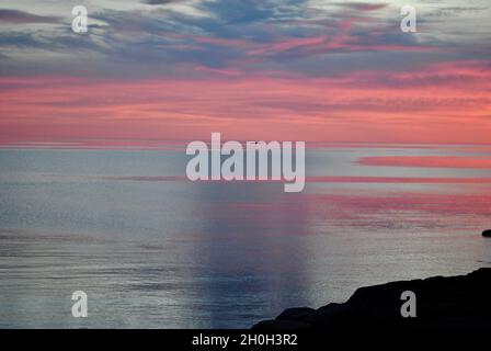 Pochi istanti dopo il tramonto nell'arcipelago di Fjällbacka sulla costa occidentale svedese Foto Stock