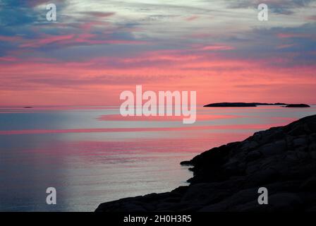 Pochi istanti dopo il tramonto nell'arcipelago di Fjällbacka sulla costa occidentale svedese Foto Stock