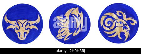 Un insieme di tre segni zodiacali: Toro, Vergine e Capricorno. Elemento di messa a terra. Cartelli dorati su sfondo blu. Disegnato a mano. Isolato. Foto Stock