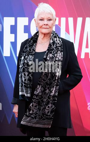 Londra, Regno Unito. 12 ottobre 2021. Londra, Inghilterra, Regno Unito - 12 ottobre 2021: Judi Dench partecipa al “Belfast” European Premiere, 65esimo BFI London Film Festival al Royal Festival Hall Credit: SOPA Images Limited/Alamy Live News Foto Stock