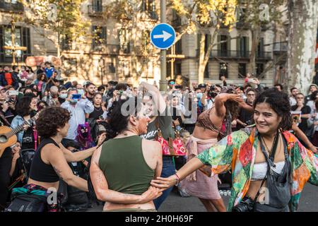 Barcellona, Spagna. 12 ottobre 2021. I manifestanti si esibiscono durante la protesta.vari gruppi anticolonialisti hanno chiamato una manifestazione che ha lasciato le Ramblas di Barcellona alla statua di Cristoforo Colombo, con gli slogan "non ci conquisteranno" e "niente da celebrare". I gruppi hanno protestato contro la celebrazione del 12 ottobre, giorno ispanico. Sono state effettuate varie presentazioni culturali e rappresentazioni di popoli nativi dei paesi dell'America Latina e dell'Africa. Credit: SOPA Images Limited/Alamy Live News Foto Stock