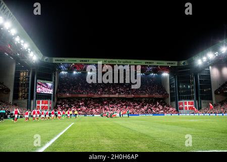 Copenaghen, Danimarca. 12 ottobre 2021. I giocatori della Danimarca entrano in campo per la Coppa del mondo UEFA tra Danimarca e Austria al Parken di Copenaghen. (Photo credit: Gonzales Photo - Lasse Lagoni). Foto Stock