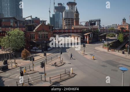 Vista generale dei lavori di costruzione e delle strade vuote al di fuori della stazione ferroviaria di Deansgate durante le restrizioni nazionali di blocco di Covid-19 a Manchester, Regno Unito. Data foto: Sabato 25 aprile 2020. Il credito fotografico dovrebbe leggere: Anthony Devlin Foto Stock