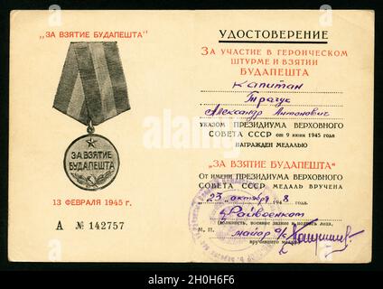 2. Weltkrieg, Eroberung von Budapest , Ausweis für die Einnahme der Stadt durch die sowjetische Armee am 13. Febbraio 1945 , Zertifikat über die Teilnahme am historischen Sturm zur Einnahme von Budapest ..... wird auf Befehl des Präsidiums des Obersten Sowjets der UdSSR vom 9. Juni 1945 mit der Medaille ' für die Befreiung Budapests ' ausgezeichnet . Die Medaille wurde im Namen des Präsidiums des Obersten Sowjets der UdSSR am 23. Oktober 1948 überreicht , Seite 2 und 3, Größe : 15,8 cm x 11 cm , Rechte werden nicht verbeten . / Europa, Germania, Unione Sovietica, WW II , Battaglia di Budapest , Foto Stock