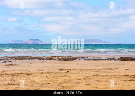 Playa de Famara/Vista dell'Isola la Graciosa. Lanzarote. Isole Canarie. Foto Stock