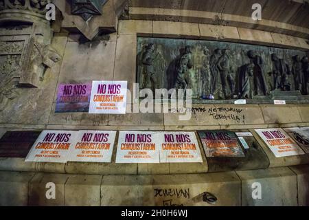 I manifesti sono visti incollati al monumento di Cristoforo Colombo che recita 'non ci hanno conquistato, resistenza migrante e antirazzista.' durante la protesta. Vari gruppi anticolonialisti hanno chiamato una dimostrazione che ha lasciato le Ramblas di Barcellona alla statua di Cristoforo Colombo, con gli slogan "non ci conquisteranno" e "niente da celebrare". I gruppi hanno protestato contro la celebrazione del 12 ottobre, giorno ispanico. Sono state effettuate varie presentazioni culturali e rappresentazioni di popoli nativi dei paesi dell'America Latina e dell'Africa. (Foto di Thiago Prudencio/SOPA Imag Foto Stock