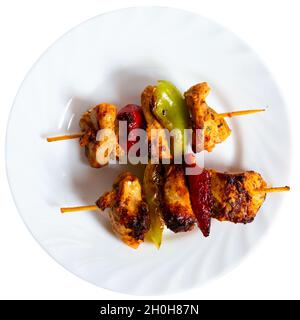 Shashlik di pollo, spiedini di carne alla griglia con verdure Foto Stock