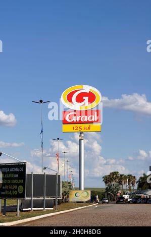 Logo di Rede Graal, una rete di autostrade e stazioni di servizio alimentare in Brasile, sulla Bandeirantes Highway Foto Stock