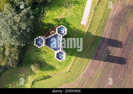 La Torre Belvedere sopra il Parco Powderham da un drone, Castello Powderham, Exeter, Devon, Inghilterra Foto Stock