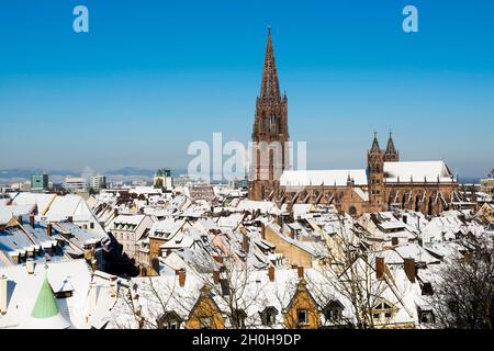 Atmosfera invernale con neve, Cattedrale di Friburgo, Friburgo in Breisgau, Foresta Nera, Baden-Wuerttemberg, Germania Foto Stock