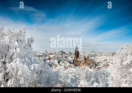 Atmosfera invernale con neve, Cattedrale di Friburgo, Friburgo in Breisgau, Foresta Nera, Baden-Wuerttemberg, Germania Foto Stock