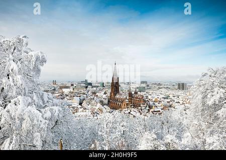 Atmosfera invernale con neve, Cattedrale di Friburgo, Friburgo in Breisgau, Foresta Nera, Baden-Wuerttemberg, Germania Foto Stock