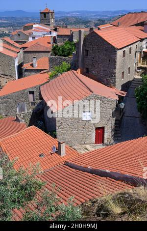 Vista su Monsanto, villaggio storico intorno alla Serra da Estrela, distretto di Castelo Branco, Beira, Portogallo Foto Stock