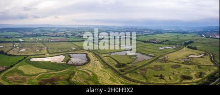 Zone umide e prati in RSPB Exminster e Powderham Marshe da un drone, Exeter, Devon, Inghilterra Foto Stock