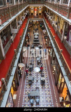 Sydney, Australia. Martedì 12 ottobre, 2021. Le persone che godono della Strand Arcade come le restrizioni di Covid-19 si sono attenuate in tutto il NSW all'inizio della settimana dopo che il NSW ha superato il 70 per cento doppio obiettivo di vaccinazione. I punti vendita di ospitalità e vendita al dettaglio sono tutti aperti in tutta Sydney. Credit: Paul Lovelace/Alamy Live News Foto Stock