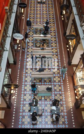 Sydney, Australia. Martedì 12 ottobre, 2021. Le persone che godono della Strand Arcade come le restrizioni di Covid-19 si sono attenuate in tutto il NSW all'inizio della settimana dopo che il NSW ha superato il 70 per cento doppio obiettivo di vaccinazione. I punti vendita di ospitalità e vendita al dettaglio sono tutti aperti in tutta Sydney. Credit: Paul Lovelace/Alamy Live News Foto Stock