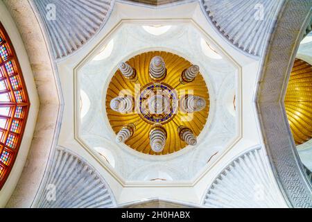 Muscat, Oman, 4 dicembre 2016: Il lampadario nella sala di preghiera principale della moschea Muhammad al-Amin a Muscat, Oman Foto Stock