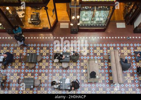 Sydney, Australia. Martedì 12 ottobre, 2021. Le persone che godono della Strand Arcade come le restrizioni di Covid-19 si sono attenuate in tutto il NSW all'inizio della settimana dopo che il NSW ha superato il 70 per cento doppio obiettivo di vaccinazione. I punti vendita di ospitalità e vendita al dettaglio sono tutti aperti in tutta Sydney. Credit: Paul Lovelace/Alamy Live News Foto Stock