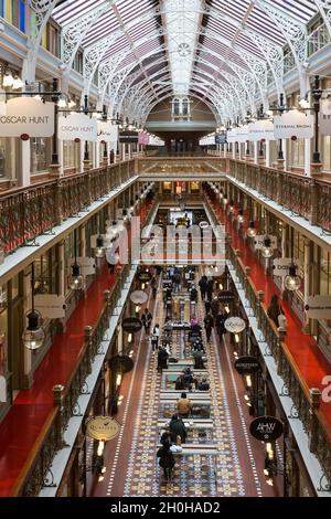 Sydney, Australia. Martedì 12 ottobre, 2021. Le persone che godono della Strand Arcade come le restrizioni di Covid-19 si sono attenuate in tutto il NSW all'inizio della settimana dopo che il NSW ha superato il 70 per cento doppio obiettivo di vaccinazione. I punti vendita di ospitalità e vendita al dettaglio sono tutti aperti in tutta Sydney. Credit: Paul Lovelace/Alamy Live News Foto Stock