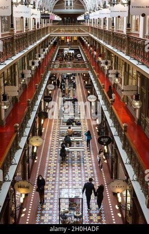 Sydney, Australia. Martedì 12 ottobre, 2021. Le persone che godono della Strand Arcade come le restrizioni di Covid-19 si sono attenuate in tutto il NSW all'inizio della settimana dopo che il NSW ha superato il 70 per cento doppio obiettivo di vaccinazione. I punti vendita di ospitalità e vendita al dettaglio sono tutti aperti in tutta Sydney. Credit: Paul Lovelace/Alamy Live News Foto Stock