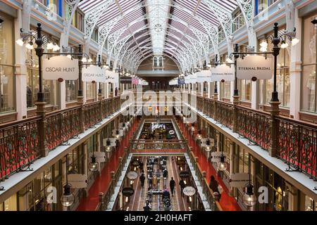 Sydney, Australia. Martedì 12 ottobre, 2021. Le persone che godono della Strand Arcade come le restrizioni di Covid-19 si sono attenuate in tutto il NSW all'inizio della settimana dopo che il NSW ha superato il 70 per cento doppio obiettivo di vaccinazione. I punti vendita di ospitalità e vendita al dettaglio sono tutti aperti in tutta Sydney. Credit: Paul Lovelace/Alamy Live News Foto Stock