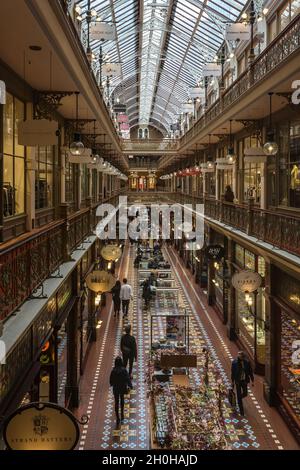 Sydney, Australia. Martedì 12 ottobre, 2021. Le persone che godono della Strand Arcade come le restrizioni di Covid-19 si sono attenuate in tutto il NSW all'inizio della settimana dopo che il NSW ha superato il 70 per cento doppio obiettivo di vaccinazione. I punti vendita di ospitalità e vendita al dettaglio sono tutti aperti in tutta Sydney. Credit: Paul Lovelace/Alamy Live News Foto Stock