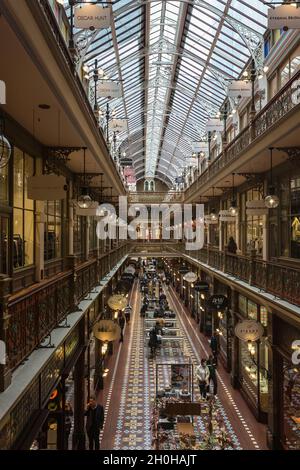 Sydney, Australia. Martedì 12 ottobre, 2021. Le persone che godono della Strand Arcade come le restrizioni di Covid-19 si sono attenuate in tutto il NSW all'inizio della settimana dopo che il NSW ha superato il 70 per cento doppio obiettivo di vaccinazione. I punti vendita di ospitalità e vendita al dettaglio sono tutti aperti in tutta Sydney. Credit: Paul Lovelace/Alamy Live News Foto Stock