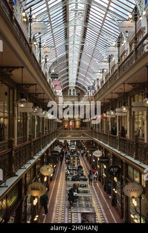 Sydney, Australia. Martedì 12 ottobre, 2021. Le persone che godono della Strand Arcade come le restrizioni di Covid-19 si sono attenuate in tutto il NSW all'inizio della settimana dopo che il NSW ha superato il 70 per cento doppio obiettivo di vaccinazione. I punti vendita del settore alberghiero e retail sono tutti disponibili in tutta Sydney. Credit: Paul Lovelace/Alamy Live News Foto Stock