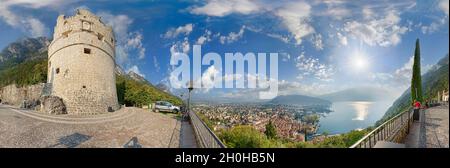 360 Vista panoramica sulla Bastione antico con Torre di guardia del 500, Riva del Garda, Lago di Garda Nord, Trento, Trentino-Alto Adige, Italia Foto Stock