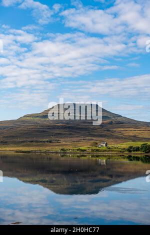 Riflessi dell'acqua sul lago Dunvegan, Isola di Skye, Scozia, Regno Unito Foto Stock