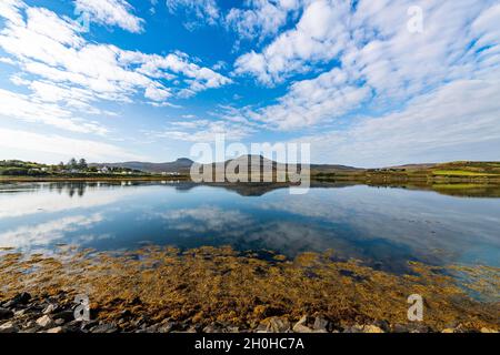 Riflessi dell'acqua sul lago Dunvegan, Isola di Skye, Scozia, Regno Unito Foto Stock