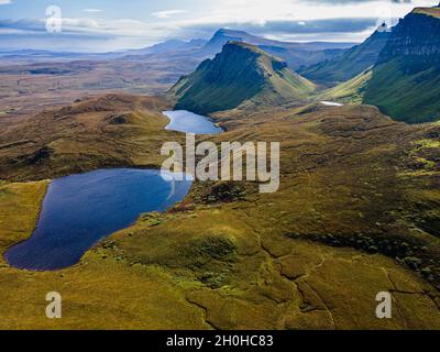 Antenna del paesaggio montano aspro del Quiraing, Isola di Skye, Scozia, Regno Unito Foto Stock