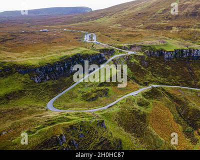 Antenna del paesaggio montano aspro del Quiraing, Isola di Skye, Scozia, Regno Unito Foto Stock