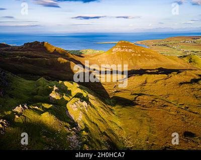 Antenna del paesaggio montano aspro del Quiraing, Isola di Skye, Scozia, Regno Unito Foto Stock