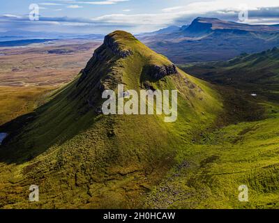 Antenna del paesaggio montano aspro del Quiraing, Isola di Skye, Scozia, Regno Unito Foto Stock