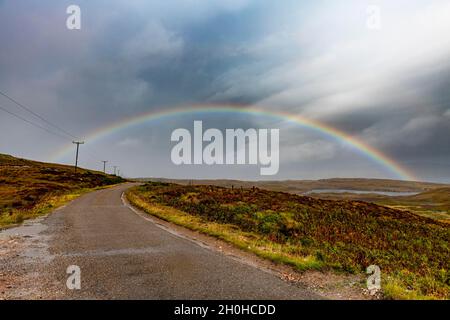 Rainbow sulla strada N 500, Scozia, Regno Unito Foto Stock