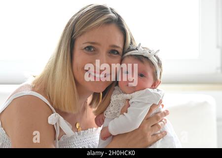 Madre con bambino, ragazza, 4 settimane, Stoccarda, Baden-Wuerttemberg, Germania Foto Stock