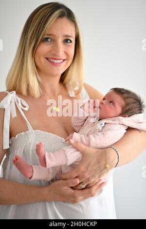 Madre con bambino, ragazza, 4 settimane, Stoccarda, Baden-Wuerttemberg, Germania Foto Stock