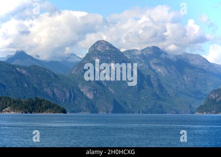 Coast Mountains e la foresta pluviale temperata sopra Jervis Inlet sulla Sunshine Coast della British Columbia, Canada. Foto Stock