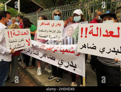 Beirut, Libano. 12 ottobre 2021. Famiglie di detenuti arrestati in relazione all'esplosione portuale dimostrano fuori dal Palazzo di Giustizia, Beirut, Libano, ottobre 12 2021. I manifestanti protestano contro il ritardo e l'arresto dell'inchiesta. Il capo delle dogane libanese Badri Daher, arrestato tre giorni dopo l'esplosione, è tra i detenuti.(Photo by Elisa Gestri/Sipa USA) Credit: Sipa USA/Alamy Live News Foto Stock