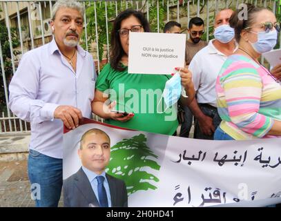 Beirut, Libano. 12 ottobre 2021. Famiglie di detenuti arrestati in relazione all'esplosione portuale dimostrano fuori dal Palazzo di Giustizia, Beirut, Libano, ottobre 12 2021. I manifestanti protestano contro il ritardo e l'arresto dell'inchiesta. Il capo delle dogane libanese Badri Daher, arrestato tre giorni dopo l'esplosione, è tra i detenuti.(Photo by Elisa Gestri/Sipa USA) Credit: Sipa USA/Alamy Live News Foto Stock