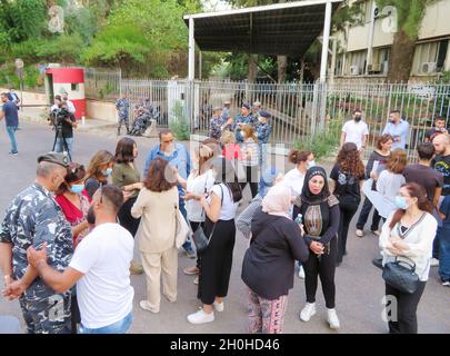 Beirut, Libano. 12 ottobre 2021. Famiglie di detenuti arrestati in relazione all'esplosione portuale dimostrano fuori dal Palazzo di Giustizia, Beirut, Libano, ottobre 12 2021. I manifestanti protestano contro il ritardo e l'arresto dell'inchiesta. Il capo delle dogane libanese Badri Daher, arrestato tre giorni dopo l'esplosione, è tra i detenuti.(Photo by Elisa Gestri/Sipa USA) Credit: Sipa USA/Alamy Live News Foto Stock