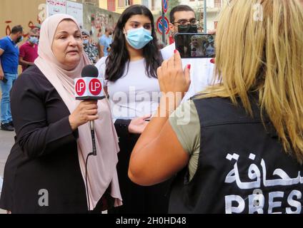 Beirut, Libano. 12 ottobre 2021. Famiglie di detenuti arrestati in relazione all'esplosione portuale dimostrano fuori dal Palazzo di Giustizia, Beirut, Libano, ottobre 12 2021. I manifestanti protestano contro il ritardo e l'arresto dell'inchiesta. Il capo delle dogane libanese Badri Daher, arrestato tre giorni dopo l'esplosione, è tra i detenuti.(Photo by Elisa Gestri/Sipa USA) Credit: Sipa USA/Alamy Live News Foto Stock