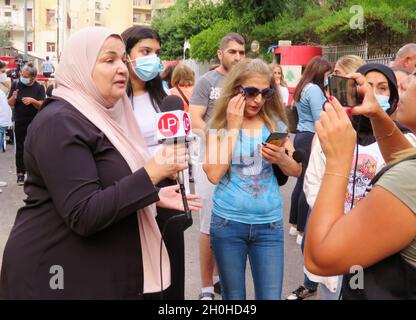 Beirut, Libano. 12 ottobre 2021. Famiglie di detenuti arrestati in relazione all'esplosione portuale dimostrano fuori dal Palazzo di Giustizia, Beirut, Libano, ottobre 12 2021. I manifestanti protestano contro il ritardo e l'arresto dell'inchiesta. Il capo delle dogane libanese Badri Daher, arrestato tre giorni dopo l'esplosione, è tra i detenuti.(Photo by Elisa Gestri/Sipa USA) Credit: Sipa USA/Alamy Live News Foto Stock